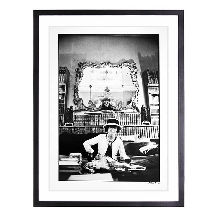Shahrokh Hatami, photographie "Mademoiselle Chanel – Hôtel Ritz Rue Cambon", tirage argentique, signée et encadrée, des années 1960 - 00pp
