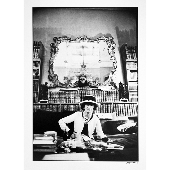 Shahrokh Hatami, photographie "Mademoiselle Chanel – Hôtel Ritz Rue Cambon", tirage argentique, signée et encadrée, des années 1960