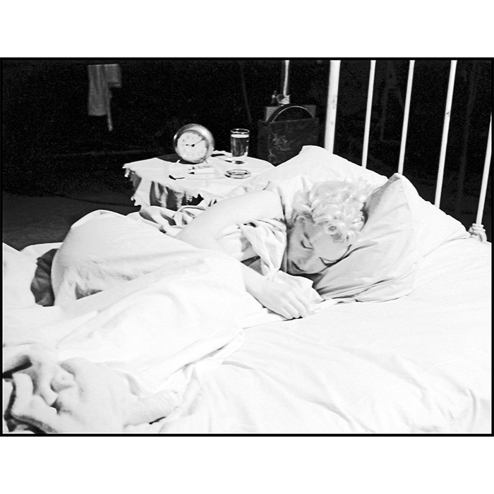 Milton H. Greene, photograph "Marilyn Monroe purportedly nude under the sheets with her Bus stop, 1956", print on Canson Muséum paper, numbered on 15, certificate of authenticity, framed - Detail D1