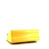 Sac à main Louis Vuitton Twist en cuir épi jaune - Detail D5 thumbnail