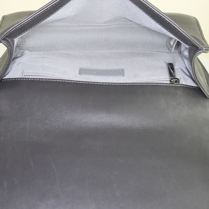 Sac bandoulière Chanel Boy en galuchat gris et cuir gris - Detail D3