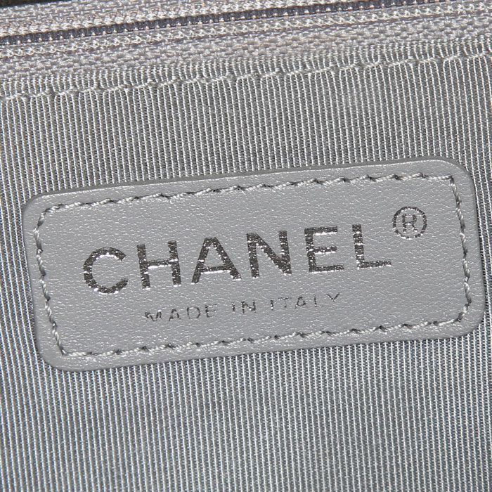 Borsa a tracolla Chanel Boy in galuchat grigia e pelle grigia - Detail D4