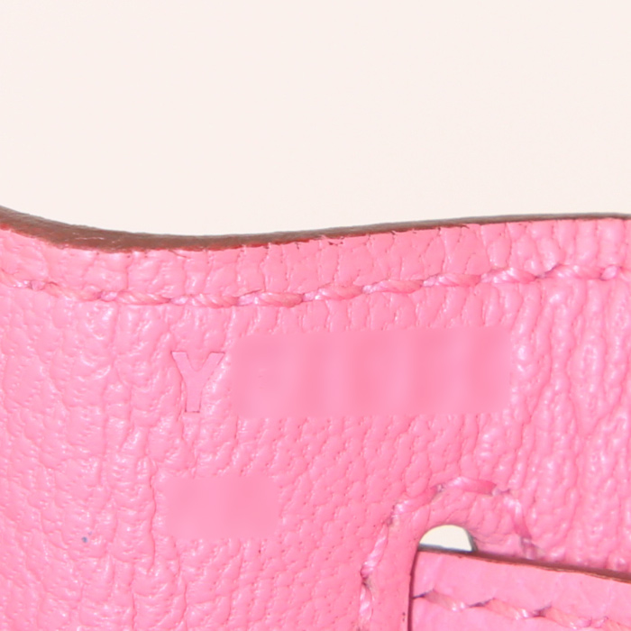 Hermes Kelly 28 cm handbag in Rose Confetti epsom leather - Detail D5