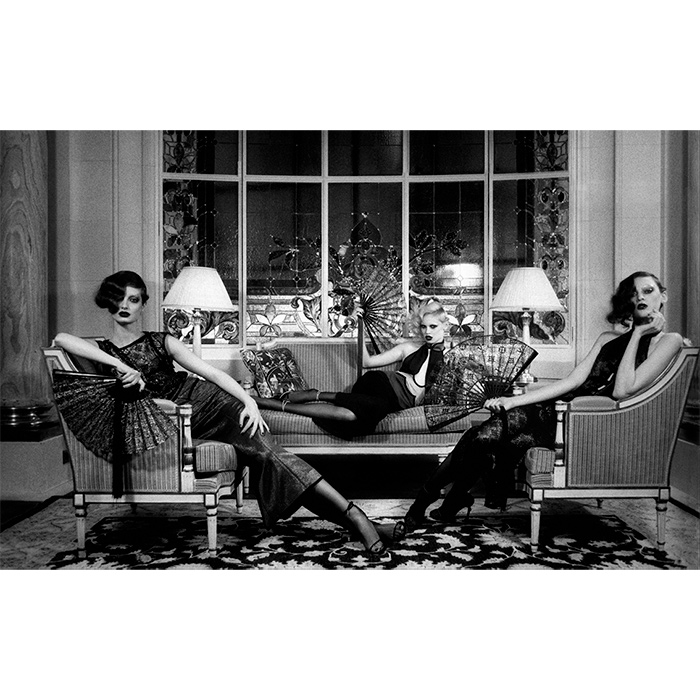 Irina Ionesco, photographie "Photo de mode" pour Louis Vuitton prise au Shangri-La, Paris, tirage pigmentaire Museum fine art, titrée et signée, de 2011 - Detail D1