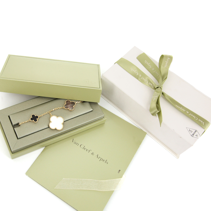 Van Cleef & Arpels Magic Alhambra bracelet in yellow gold,  mother of pearl and onyx - Detail D2