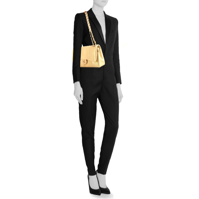Chanel Timeless jumbo handbag in gold python - Detail D1
