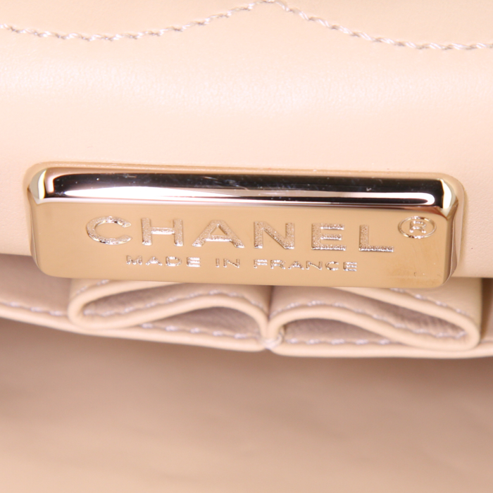 Sac à main Chanel Timeless jumbo en python doré - Detail D4