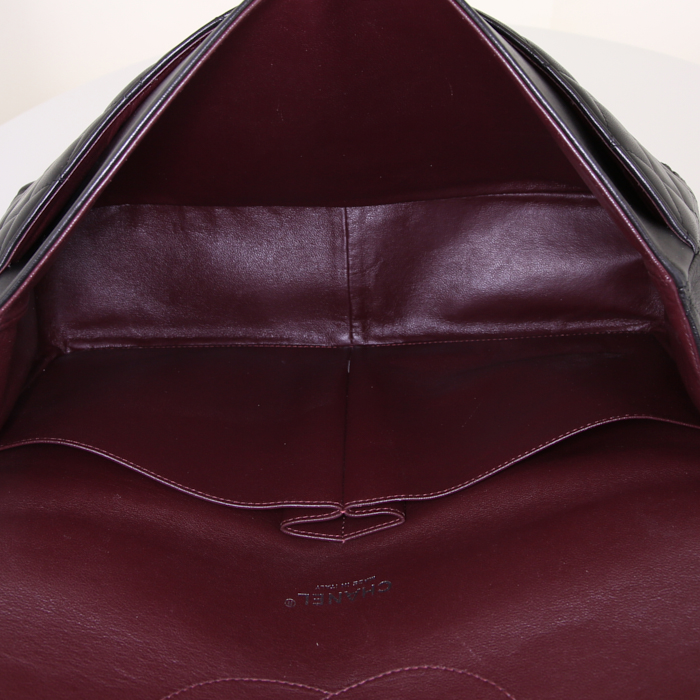 Sac à main Chanel Timeless Maxi Jumbo en cuir matelassé noir - Detail D3