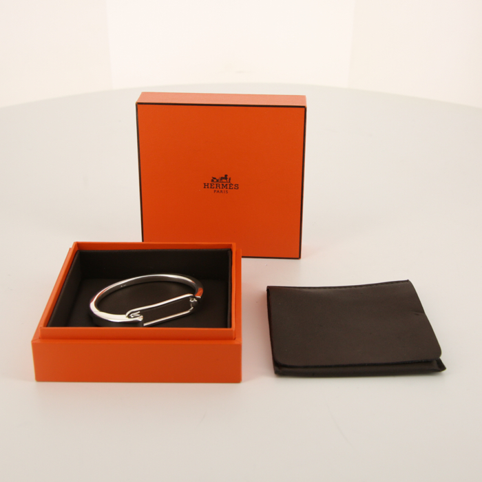 Opening Hermès Clic bangle in silver