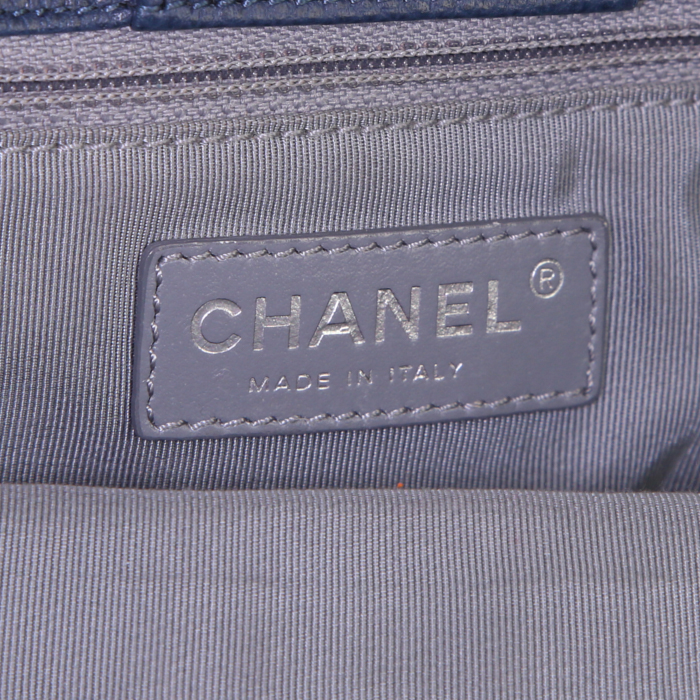 Chanel Executive handbag in blue grained leather - Detail D3