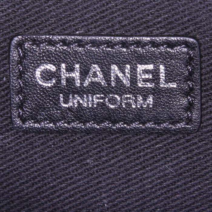 Bolsito-cinturón Chanel Pochette ceinture en cuero granulado negro - Detail D4