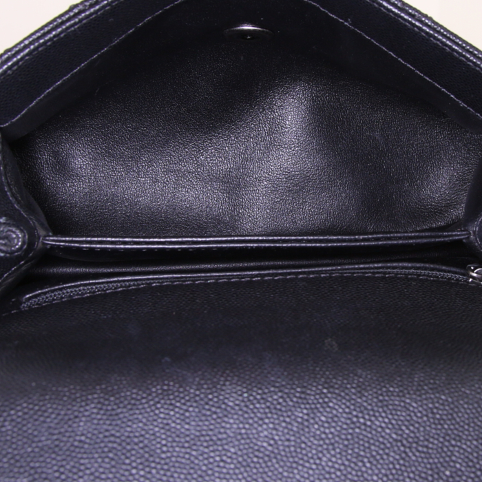Bolso de mano Chanel Coco Handle en cuero acolchado negro - Detail D3