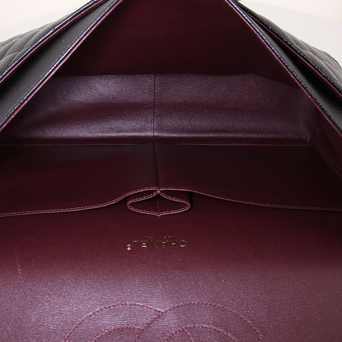 Bolso de mano Chanel Timeless Maxi Jumbo en cuero granulado acolchado negro - Detail D3