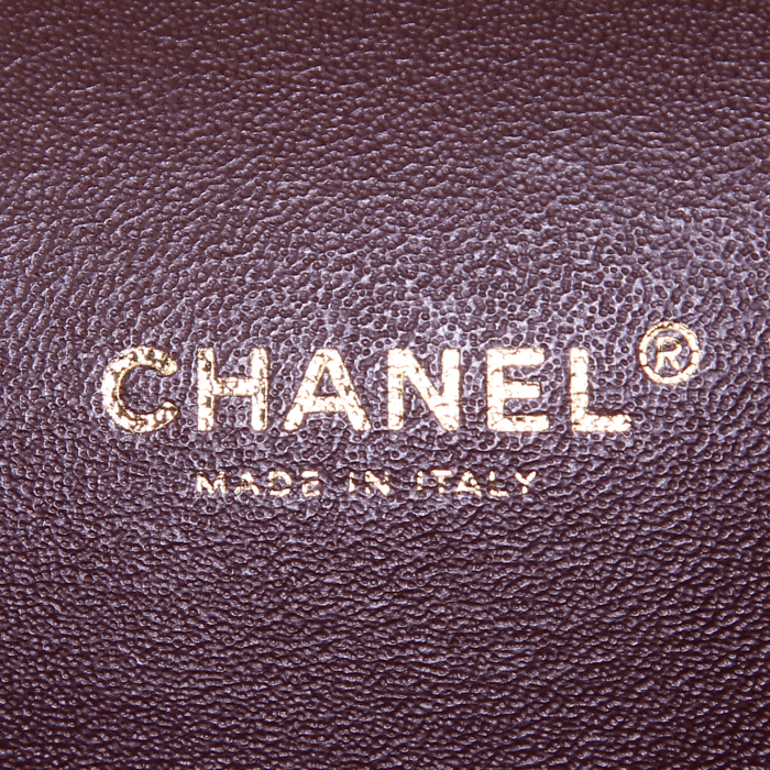 Chanel Timeless Maxi Jumbo handbag in black quilted grained leather - Detail D4