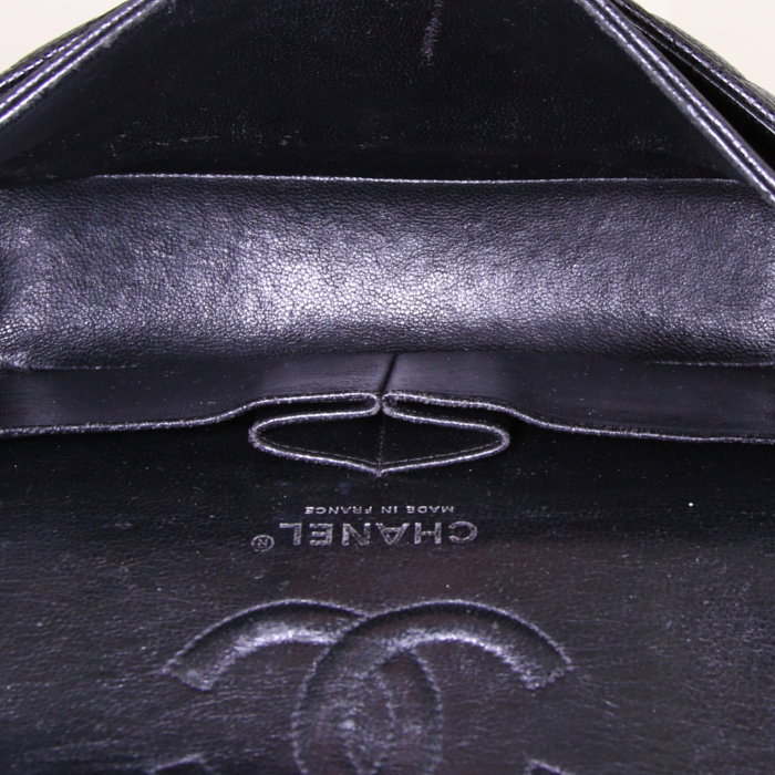 Bolso de mano Chanel Timeless en cuero granulado acolchado negro - Detail D3