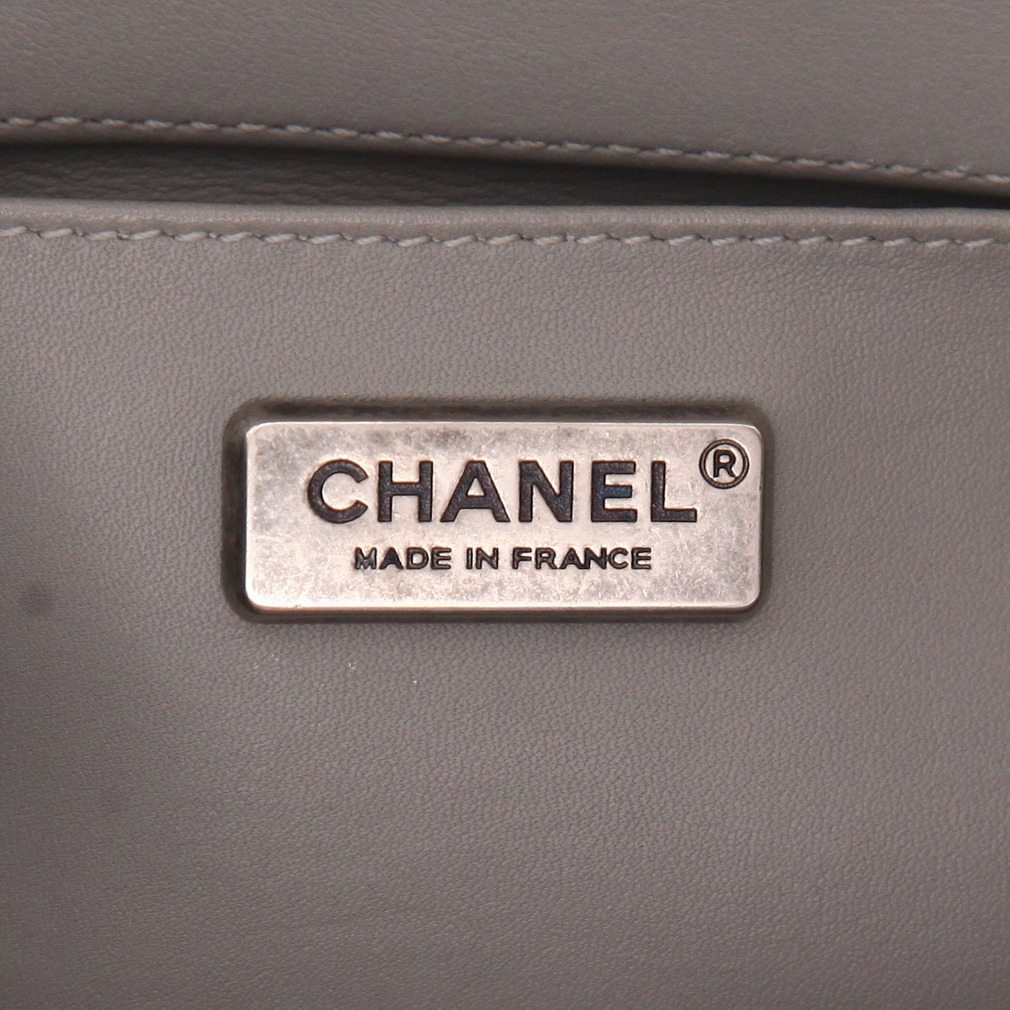 Bolso de mano Chanel  Mini Boy en piel de lagarto gris y cuero gris - Detail D2