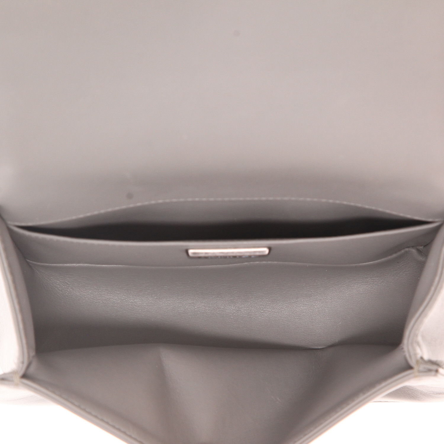 Borsa Chanel  Mini Boy in lucertola grigia e pelle grigia - Detail D3