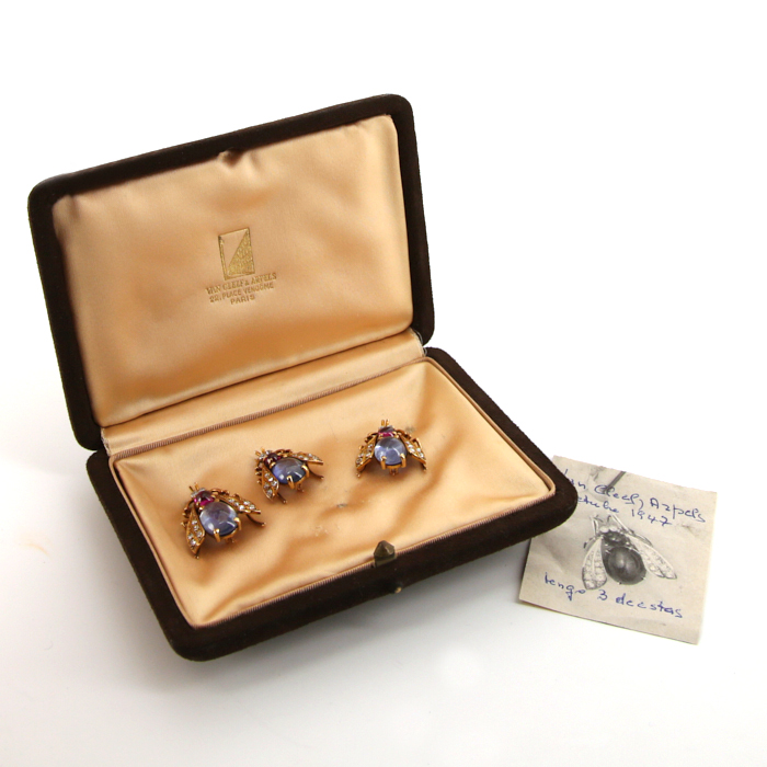 Van Cleef & Arpels 1940's lot of 3 brooches in yellow gold,  platinium, ruby, diamonds and sapphires - Detail D2