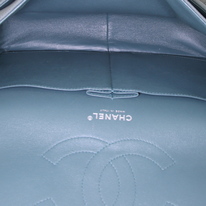 Sac bandoulière Chanel Timeless Jumbo en cuir grainé matelassé vert-d'eau - Detail D3