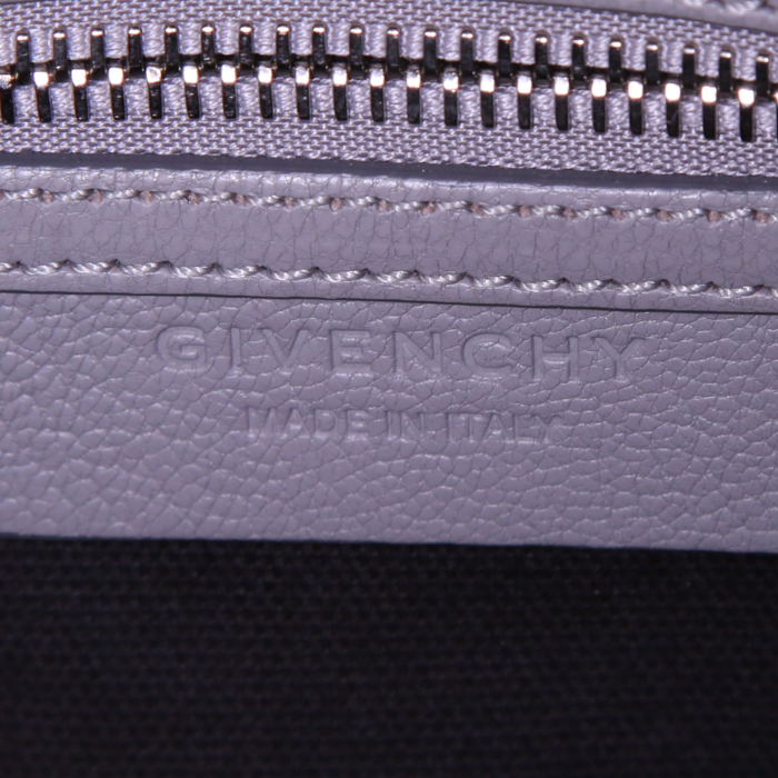 Sac à main Givenchy Antigona petit modèle en cuir grainé gris - Detail D4