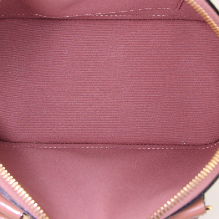 Bolso bandolera Louis Vuitton Alma BB en charol Monogram rosa - Detail D3