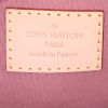 Bolso bandolera Louis Vuitton Alma BB en charol Monogram rosa - Detail D4 thumbnail