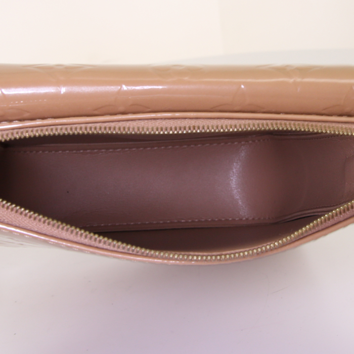 Sac à main Louis Vuitton Mott en cuir verni monogram beige et cuir naturel - Detail D2