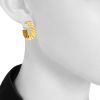 Paire de clips d'oreilles Hermès en or jaune - Detail D1 thumbnail