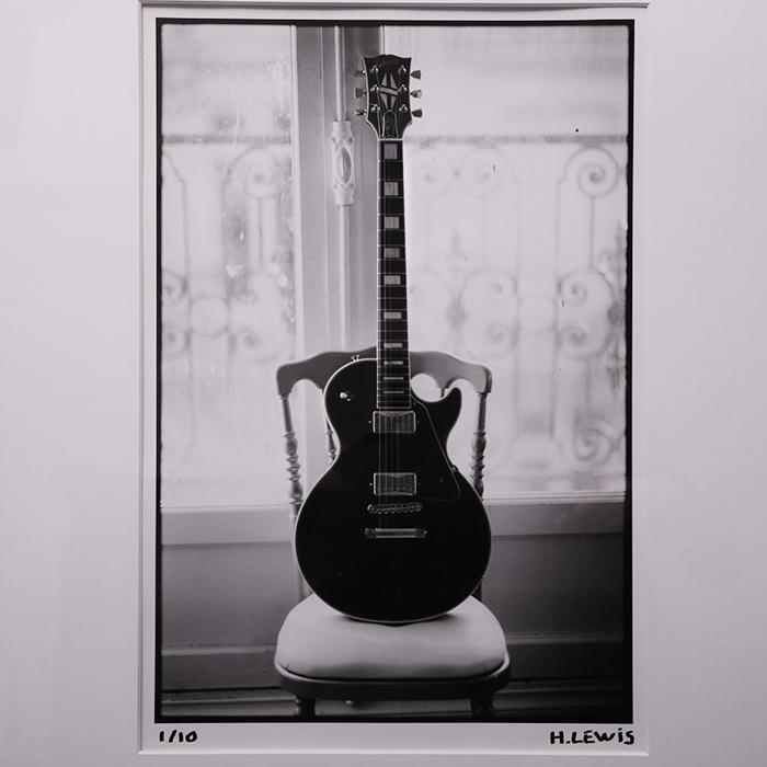 Hervé Lewis, photograph "Gibson", gelatin silver print on baryta paper, signed, numbered and framed, from the 2000's - Detail D1