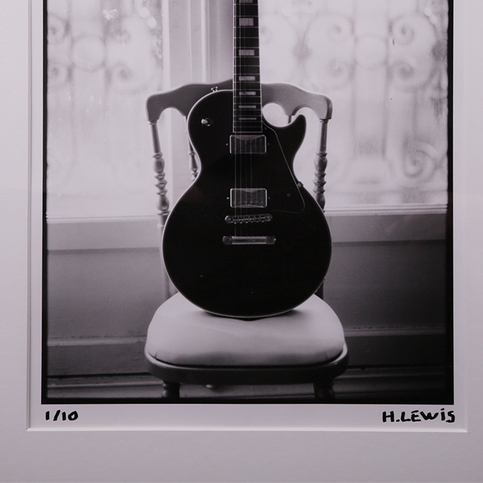 Hervé Lewis, photograph "Gibson", gelatin silver print on baryta paper, signed, numbered and framed, from the 2000's - Detail D2