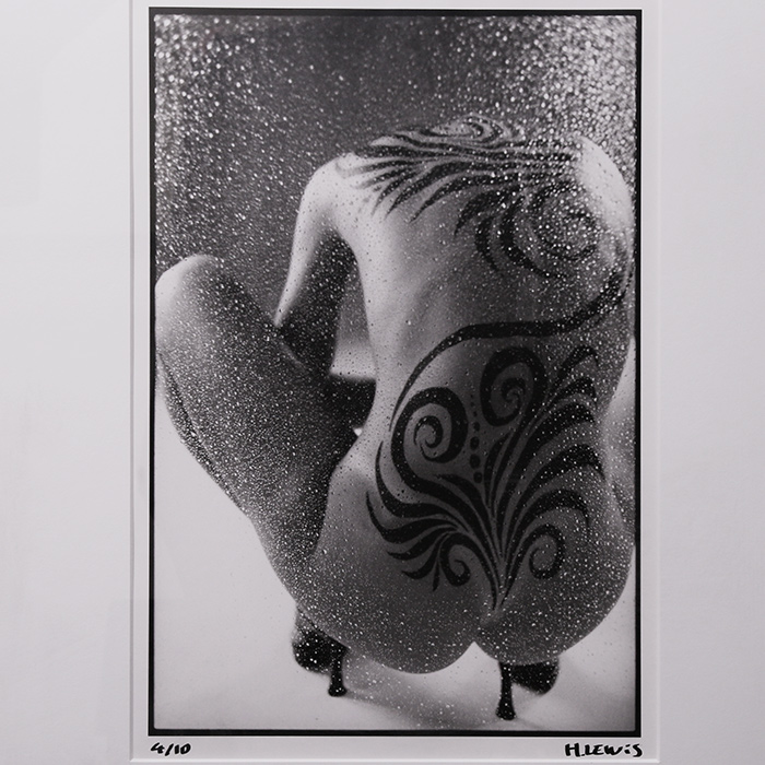 Hervé Lewis, photograph "Beauté tatouée" (Tattooed beauty), gelatin silver print on baryta paper, signed, numbered and framed, from the 1995's - Detail D1
