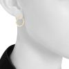 Paire de clips d'oreilles Cartier Inde Précieuse en or jaune et diamants - Detail D1 thumbnail