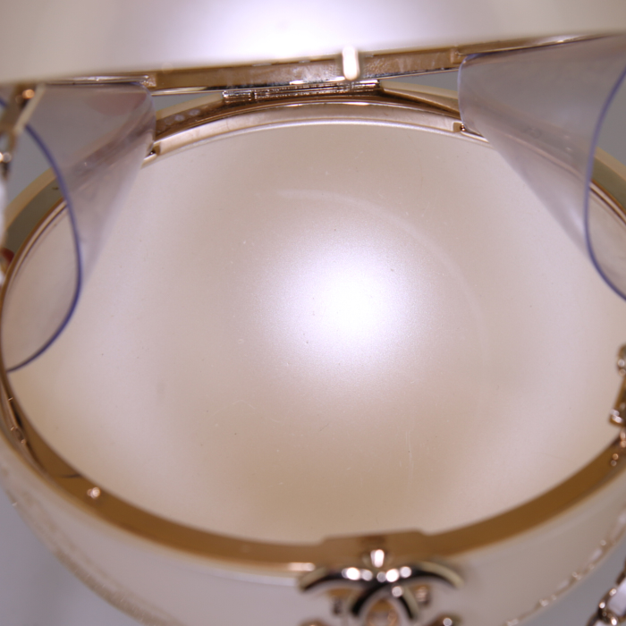 Minaudière Chanel Pearl en plexiglas beige - Detail D2