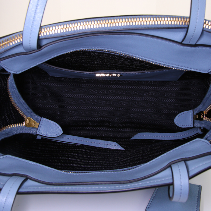 Prada shopping bag in light blue leather - Detail D2