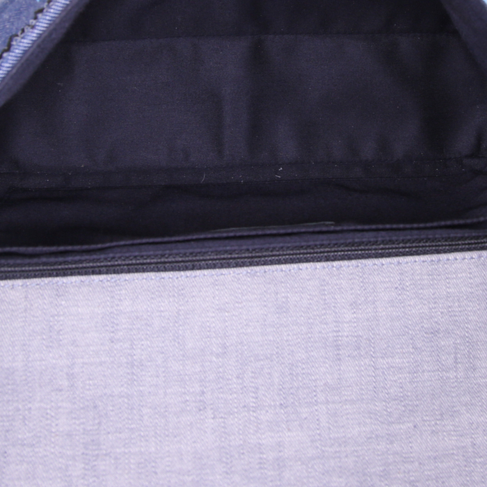 Sac à main Chanel Timeless jumbo en toile denim bleue - Detail D3