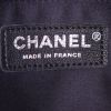 Bolso de mano Chanel Timeless jumbo en lona denim azul - Detail D4 thumbnail