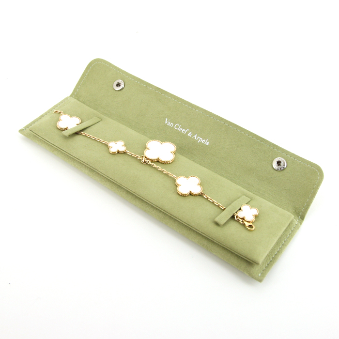 Bracelet Van Cleef & Arpels Magic Alhambra en or jaune et nacre blanche - Detail D2