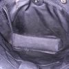 Bolso bandolera Chanel  Shopping PTT en cuero granulado acolchado negro - Detail D2 thumbnail