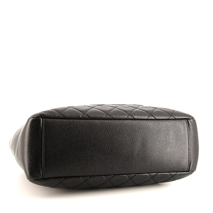Chanel  Shopping PTT shoulder bag  in black quilted grained leather - Detail D4