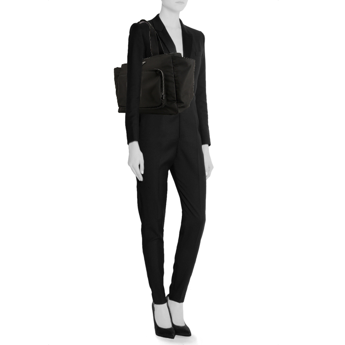 Prada Nylon shopping bag in black canvas - Detail D1