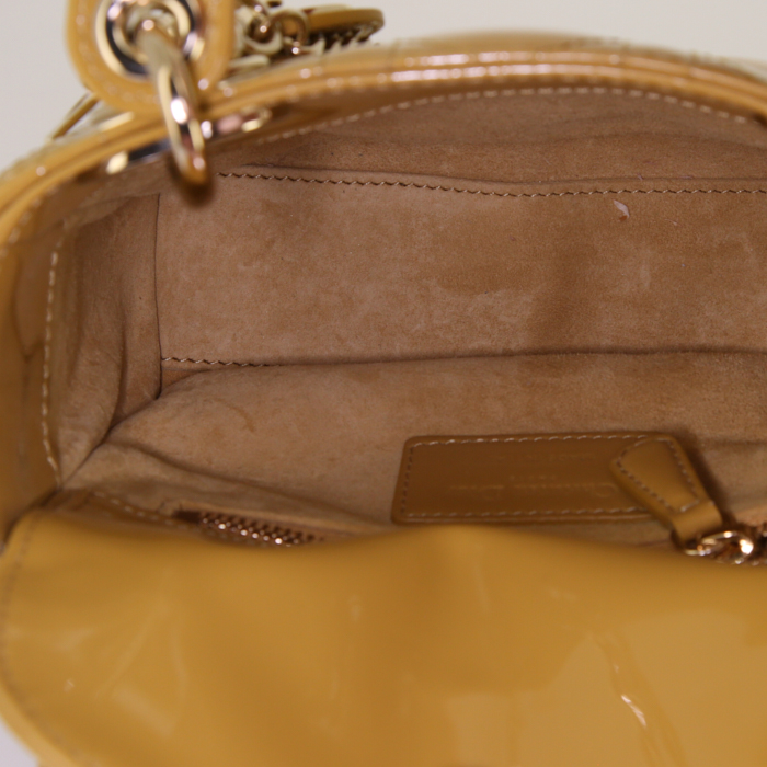 Sac bandoulière Dior Lady Dior mini en cuir cannage jaune-moutarde - Detail D3