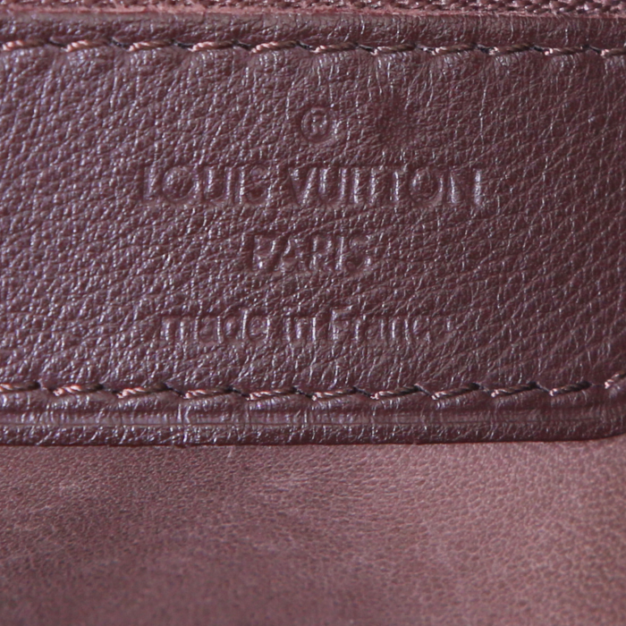 Sac à main Louis Vuitton Ixia en daim monogram marron et cuir marron - Detail D4