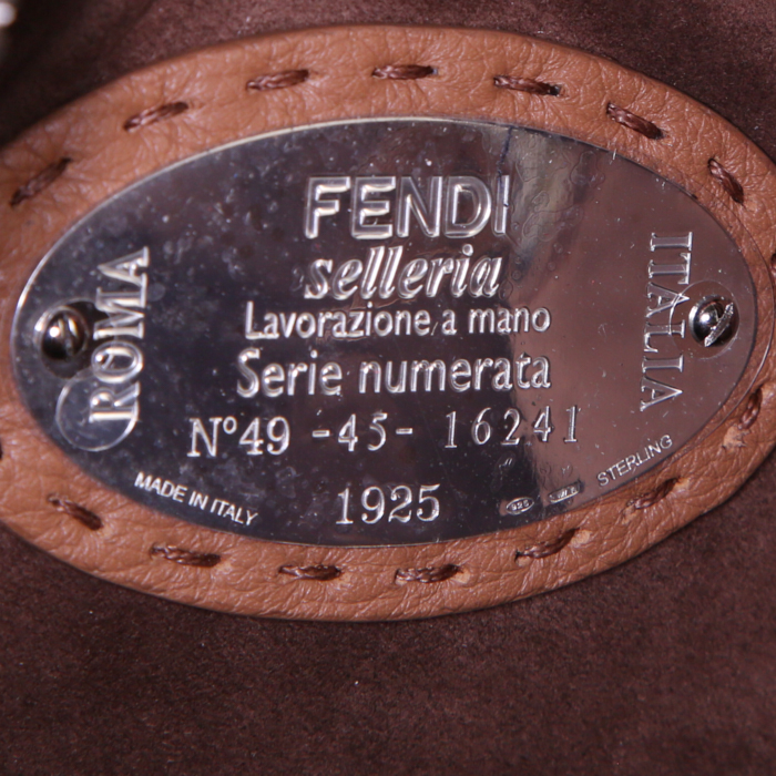 Bolso bandolera Fendi By the way en cuero granulado marrón - Detail D4