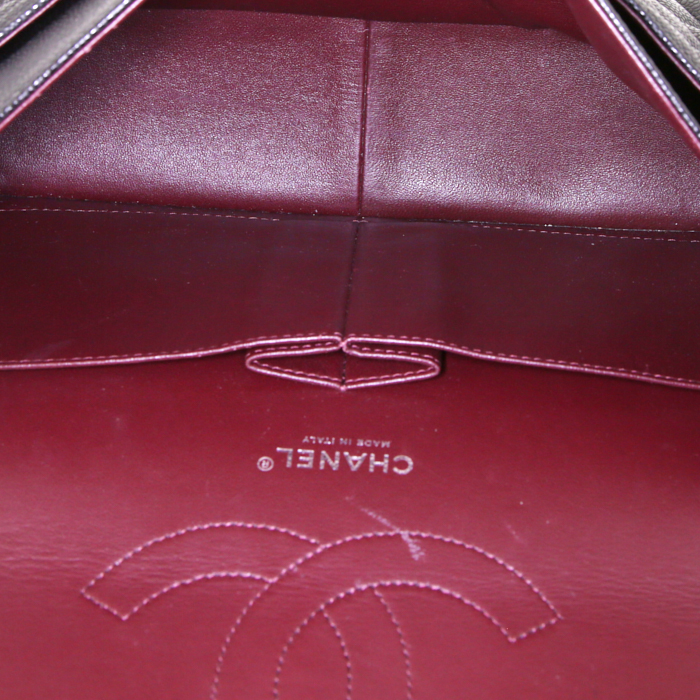 Bolso bandolera Chanel Timeless jumbo en cuero granulado acolchado negro - Detail D3