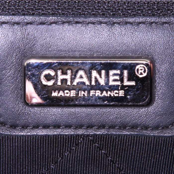 Sac à main Chanel Timeless en jersey matelassé noir - Detail D4
