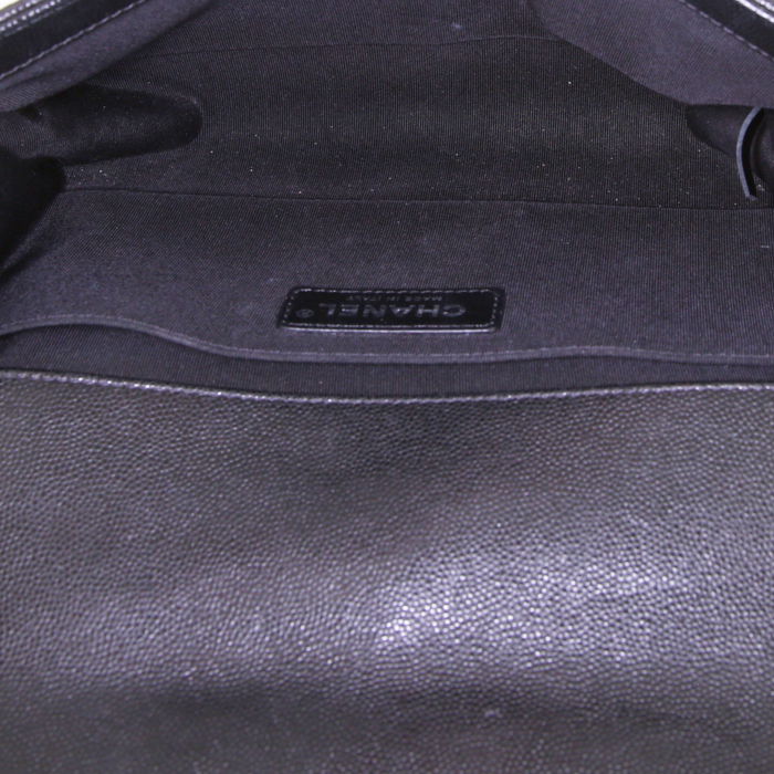 Sac bandoulière Chanel Boy en cuir grainé matelassé noir - Detail D3