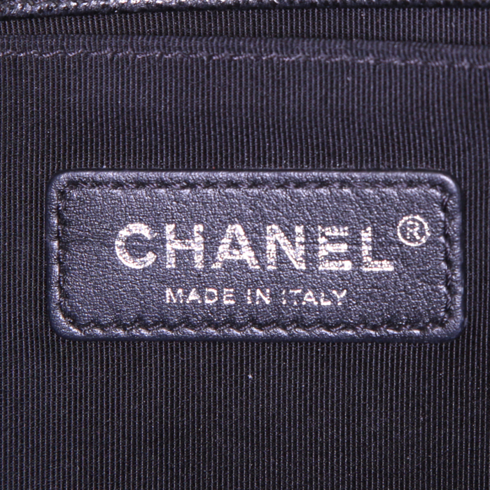 Borsa a tracolla Chanel Boy in pelle martellata e trapuntata nera con motivo a spina di pesce - Detail D4