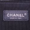 Borsa a tracolla Chanel Boy in pelle martellata e trapuntata nera con motivo a spina di pesce - Detail D4 thumbnail