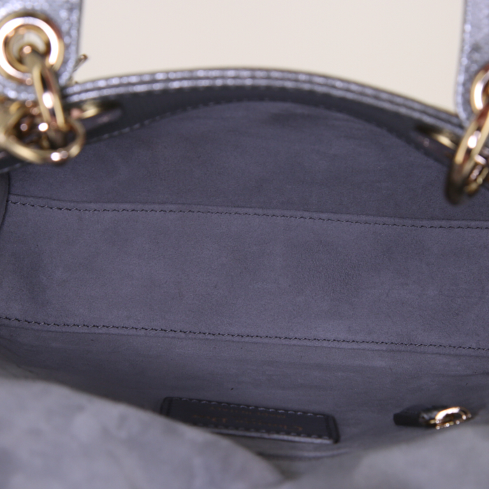 Borsa a tracolla Dior Lady Dior mini in pelle grigia - Detail D4