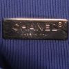Bolso de mano Chanel 19 en lona acolchada azul - Detail D4 thumbnail